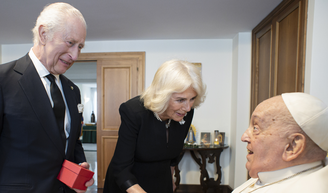 Uma das últimas pessoas a encontrar Papa Francisco com vida, Rei Charles III faltou ao funeral por antigo protocolo da Família Real. Entenda!.