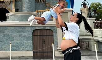Grávida de Neymar, Bruna Biancardi deixa barriga à mostra e Mavie encanta em viagem inédita à Disney. Fotos!.