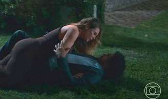 E a Raquel? Ivan e Heleninha rolam na grama e se molham em cena quente de 'Vale Tudo'; web reage: 'Impossível não shippar'.