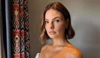 Vestido de noiva de Isis Valverde: atriz aposta em look com silhueta princesa e decote ombro a ombro para casamento com Marcus Buaiz.