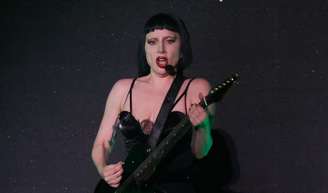 TV Globo enfrenta climão com fãs de Lady Gaga em transmissão do show e críticas ao vivo: 'Não dá para ver nada'.