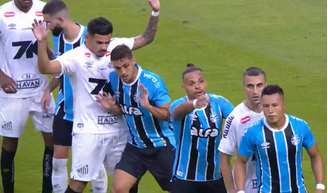 Jogadores do Grêmio terminaram partida contra o Santos sem adesivo de patrocinadora