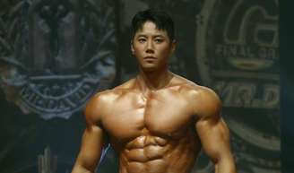 'Fitness na Academia e no Amor': ator Lee Jun-young seguiu dieta insana e ganhou 14 kg de músculos para viver fisiculturista no dorama.