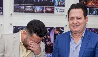 'Quase me matou do coração': sertanejo Marrone bate com a cabeça em queda durante show e apavora Bruno. Saiba estado de saúde atualizado do cantor.