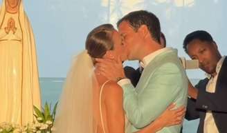 Renata Kuerten, apresentadora do 'Esquadrão da Moda', usa vestido de seda minimalista para casamento com Beto Senna.