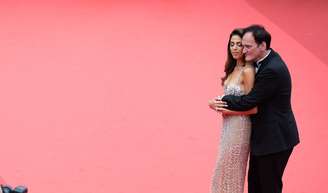 Quem é a mulher de Quentin Tarantino, 20 anos mais nova? Casal agarradinho e beleza da atriz roubam a cena no Festival de Cannes 2025.