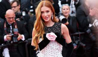 Ela chegou! Marina Ruy Barbosa brilha com vestido P&B bordado no 4º dia do Festival de Cannes 2025.