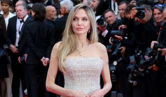 Angelina Jolie faz retorno triunfal com conjunto de diamantes e vestido de baile grifado no Festival de Cannes 2025.