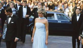 Há 38 anos em Cannes, princesa Diana homenageava ícone da moda real que morreu 5 anos antes e tragicamente da mesma maneira que ela.