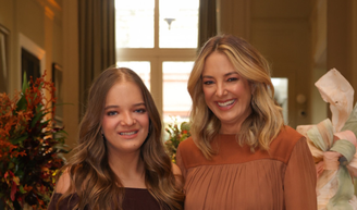 Marrom com mood boho: Rafaella Justus usa look monocromático e botas no aniversário de Ticiane Pinheiro.