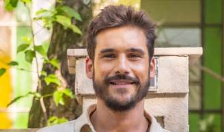 Nicolas Prattes reagiu por pergunta íntima sobre tamanho do 'piu-piu' na web.