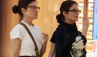 Quem é quem? Renata Vasconcellos ganha companhia da irmã gêmea, Lanza Mazza, em passeio por shopping do Rio. Fotos!.