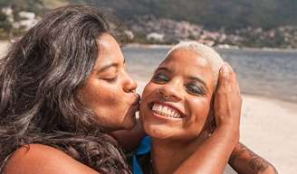 Irmã de Juliana Marins comove com homenagem horas após corpo da turista ser içado de vulcão: 'A vida vai ser muito difícil sem você'.