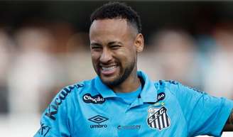 Neymar compra réplica de Batmóvel por mais de R$ 8 milhões mas é impedido de usar carro de luxo nas ruas.
