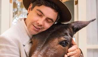 Candinho (Sergio Guizé) e Policarpo são amigos inseparáveis em 'Êta Mundo Bom, e agora em Êta Mundo Melhor.