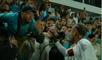 Neymar bate boca com torcedores em derrota do Santos para o Inter no Brasileirão