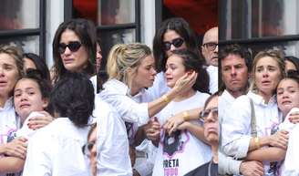 Após velório de Preta Gil, Carolina Dieckmmann consola Sol de Maria, neta de Preta Gil.