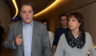 Há 56 anos, o casamento de Tony Ramos quase foi arruinado por uma novela concorrente da Globo: 'Choramos muito na igreja'.