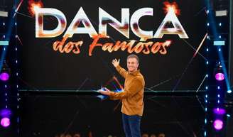 'Dança dos Famosos 2025': participante desiste após sentir dores em ensaio e Globo tenta encontrar substituto às pressas, diz colunista.
