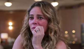 Na novela 'Vale Tudo', Heleninha sofre após ver Ivan e Raquel juntos.