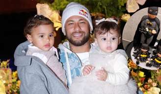Neymar passou o Dia dos Pais cercado pelos 4 filhos.