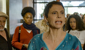 Malu Galli vira heroína da maionese em cena clássica de 'Vale Tudo', mas momento divide opiniões na web: 'Faltou...'.