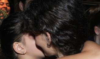 Filha de Bela Gil, Flor Gil ganha beijo da namorada, Nikita Chikita, durante show no Rio; quem é a jovem?.