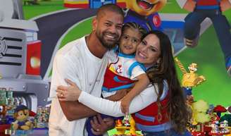 Viviane Araújo e Guilherme Militão comemoraram os 3 anos do filho, Joaquim.