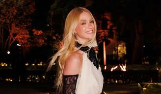 Marina Ruy Barbosa elege look vintage de grife para baile de gala. Fotos!.