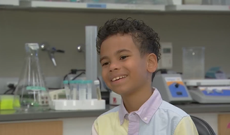 Aiden tem 9 anos e frequenta aulas de uma universidade enquanto também cursa o Ensino Médio