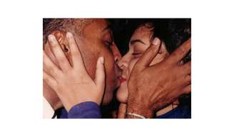 Gilberto Gil posta foto dando selinho em Preta Gil e lamenta dois meses da morte da filha; fãs deixam mensagens de carinho ao cantor.