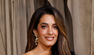 Esse vestido de festa de Amal Clooney tem a cor mais elegante para a temporada de Primavera-Verão.