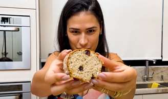 Bolo fitness de Simone Mendes: com banana, aveia e uva passa, essa receita ajudou cantora a emagrecer mais de 30 kg.