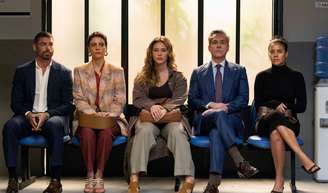 César (Cauã Reymond), Fátima (Bella Campos), Marco Aurélio (Alexandre Nero), Celina (Malu Galli) e Heleninha (Paolla Oliveira). Todos sentados. Lado a lado.