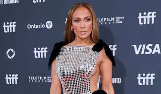 Desvendamos o segredo do corpo de Jennifer Lopez aos 56 anos: cantora toma todos os dias este smoothie com iogurte grego, limão e canela.