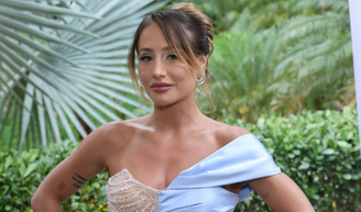 Bruna Griphao surge com vestido 2 em 1 como madrinha do casamento de Lexa e choca pela autocrítica: ‘Eu sei que estava horrível’.