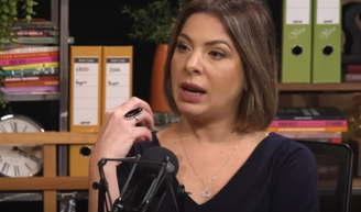 A jornalista Daniela Lima contou sobre o peso de ter se tornado um rosto conhecido