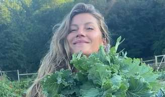 Salada favorita de Gisele Bündchen previne AVC e regula o intestino: leva óleo de abacate, beterraba e queijo de cabra e é super simples.