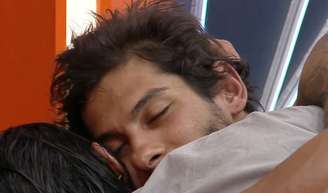 Festa de beijos em 'A Fazenda 17 tem Michelle Barros e Shia, Dudu Camargo e Saory, e Duda e Luiz Mesquita...e beijo negado!.