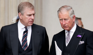 Príncipe Andrew faz uma importante promessa a Rei Charles III após renunciar aos títulos reais; motivo envolve Príncipe Harry.
