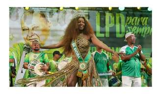 Iza foi coroada rainha de bateria da Imperatriz Leopoldinense.