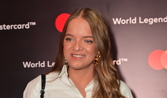 Camisa cropped e calça preta: Rafa Justus monta look P&B elegante com duas peças coringas e bolsa Prada de R$ 24 mil.