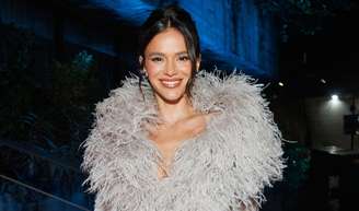 Bruna Marquezine elege vestido grifado cheio de plumas e fenda para evento beneficente em museu de SP. Fotos!.