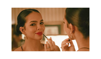 Qual é o batom vermelho de Mirna (Mel Maia) no casamento de Suzana e Búfalo em 'Os Donos do Jogo'? Maquiagem é nacional e custa menos de R$100.