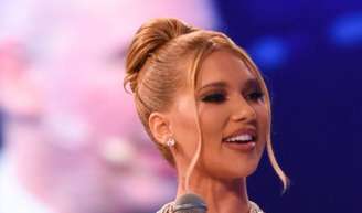 Virgínia elege vestido vermelho grifado e arremata partida de esporte com namorado, Vini Jr,, em leilão beneficente de Ronaldo Fenômeno.