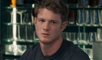 Leonardo (Pedro Novaes) levará uma surra de três homens após descobrir que Viviane (Gabriela Loran) é trans.