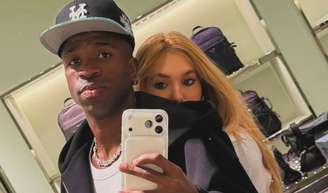 Vini Jr. declara amor por Virgínia Fonseca após vitória do Brasil contra Senegal, mas boné de R$ 5 mil rouba a cena.