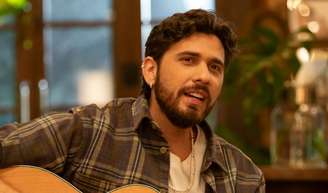 Gustavo Mioto beija ex-BBB durante viagem 11 meses após fim de namoro com Ana Castela e ganha torcida na web: 'Tem que ser feliz'.