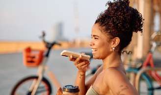 O que significa quando uma pessoa não atende a ligação e responde com uma mensagem de áudio, segundo a psicologia.