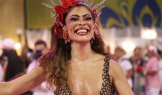 Retorno de Juliana Paes, Lore Improta grávida e mais: os looks das famosas no minidesfile das escolas de samba do Rio para o Carnaval 2026.